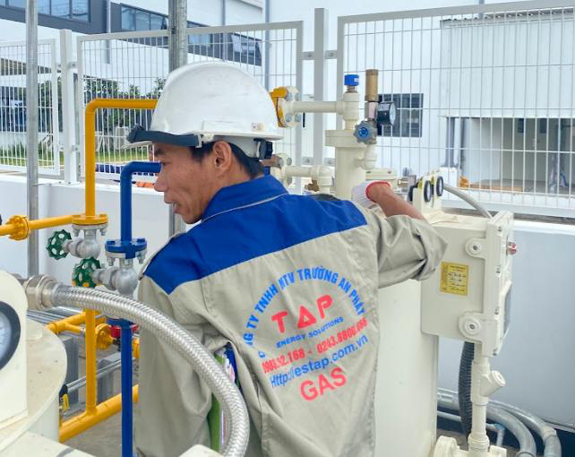 Nhân viên TAP vận hành hệ thống bồn LPG Foxconn